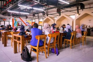 Interior Koridor Coworking Space yang lebih interaktif dan sosial
