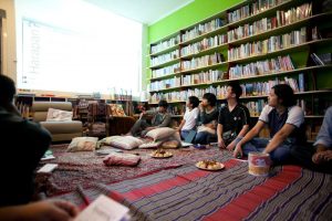 C2O Library & Collabtive Surabaya dengan suasana coworking tenang seperti perpustakaan